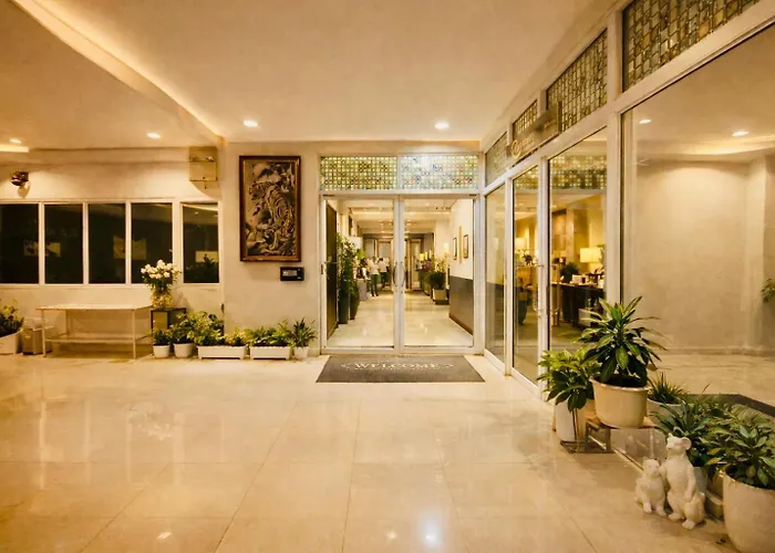Ree- Riverside Hotel